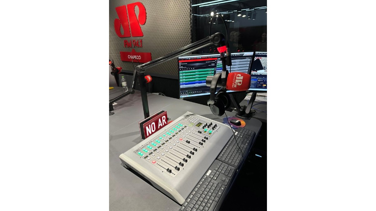 Radio Joven Pam Chapeco instala consola AEQ