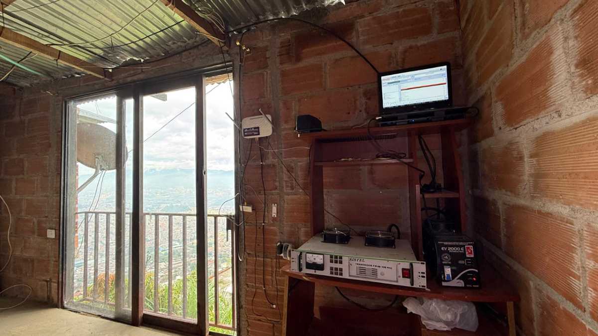Desmantelan 5 emisoras ilegales que afectaban operación aérea
