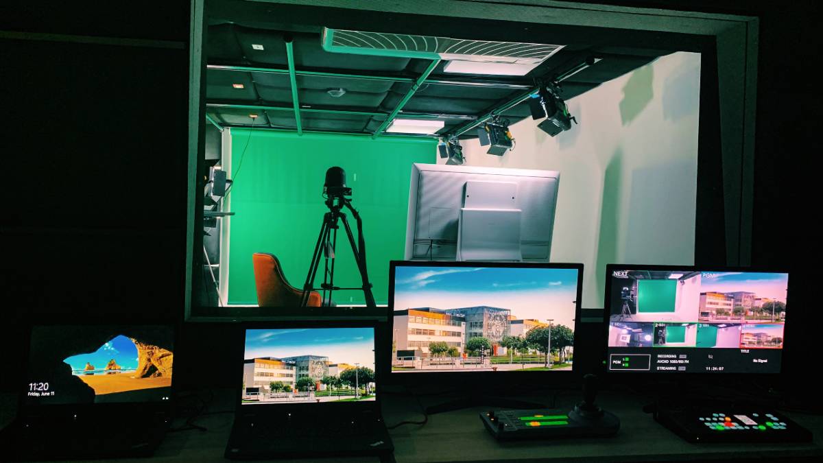 U. de Lima y su estudio broadcast