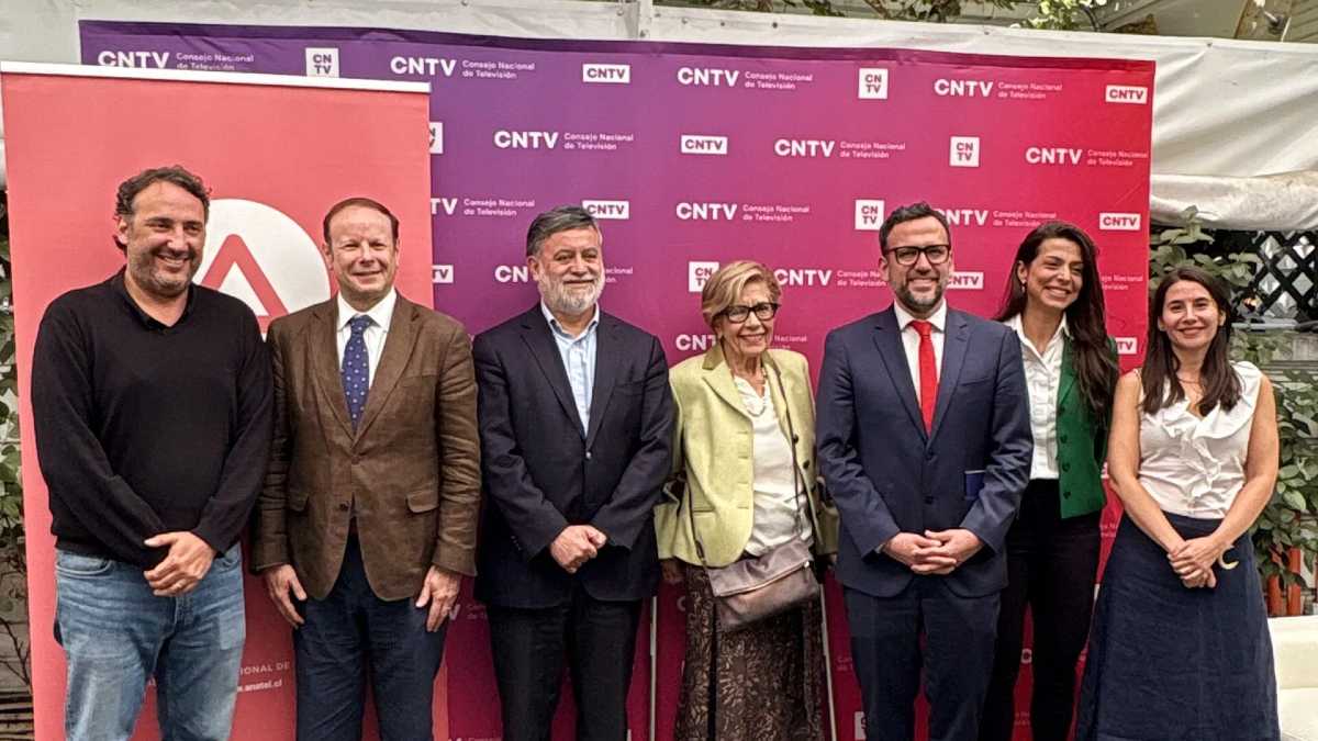 Chile analiza desafíos regulatorios de plataformas digitales